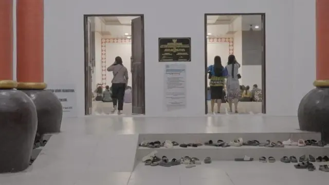 Umat Hindu Kaharingan memasuki Balai Basarah untuk mengikuti ibadah. 