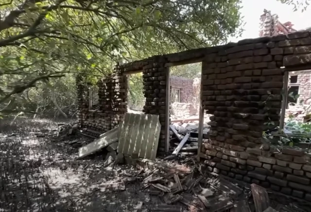 रायगड जिल्ह्यातील अलिबागजवळचं हे गाव. जिथे अंबा नदी धरमतर खाडीला मिळते त्या मुखावर हे गाव आज ओसाड झालेलं दिसतं.