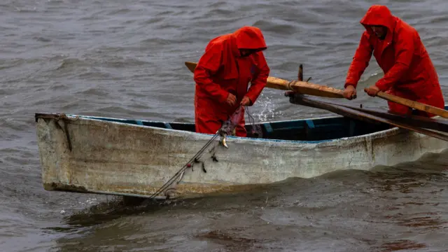 ribari u čamcu, Dojransko jezero, dvojica ribara love ribu u dojranskom jezeru