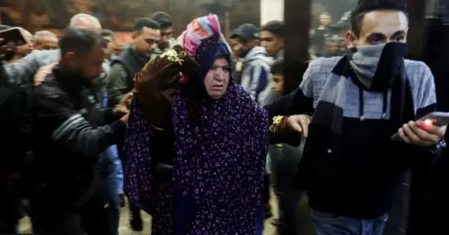 ইসরায়েলি হামলার ভয়ে খান ইউনিস ছেড়ে পালাচ্ছেন গাজার বেসামরিক নাগরিকরা