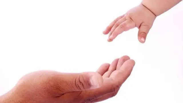 आमा र बच्चाको हात देखिने तस्बिर