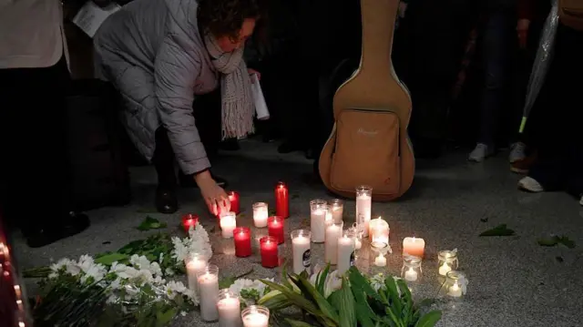 La gente coloca velas y flores mientras se reúne para una vigilia en honor a las víctimas del accidente de tren de alta velocidad del 18 de enero, que provocó la muerte de 45 personas en Adamuz.