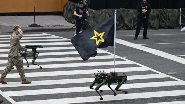 Vojnik i robot na paradi