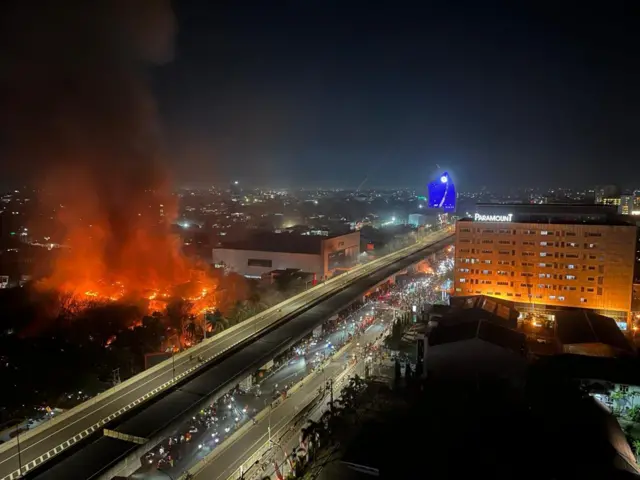 Api membumbung tinggi dari area Gedung DPRD Kota Makasssar yang dibakar massa pada Jumat (29/08) malam.