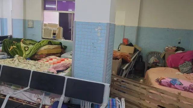 Pasillo de un centro de salud del Instituto de Previsión Social (IPS) en Asunción, donde se observan colchones con sábanas tendidos en medio del corredor, Asunción, 13 de julio de 2026.