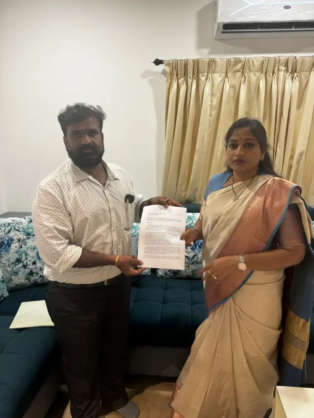 శాంతి విషయంపై హోం మంత్రికి ఫిర్యాదు చేస్తున్న మదన్ మోహన్