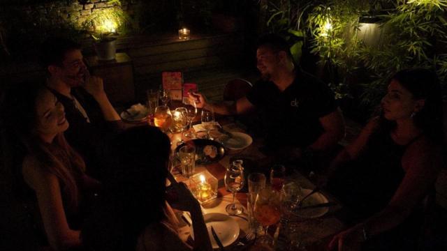 Grupo reunido em jantar