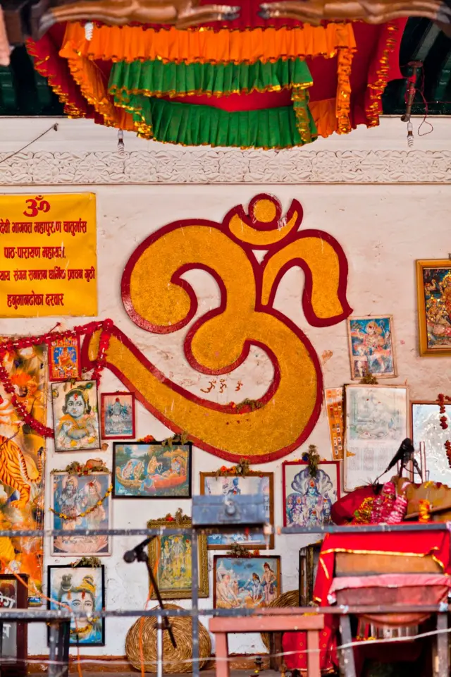 मन्दिरमा अङ्कित ॐ