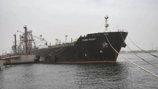 पाकिस्तान पहुंचा तेल का जहाज़