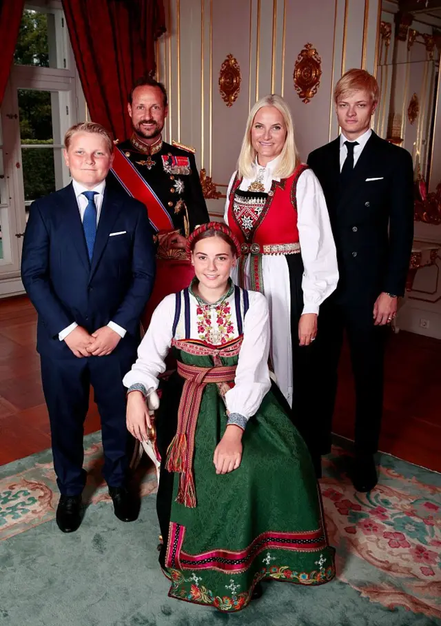 Høiby junto a su madre y su padrastro, el príncipe Haakon, en una foto de 2019