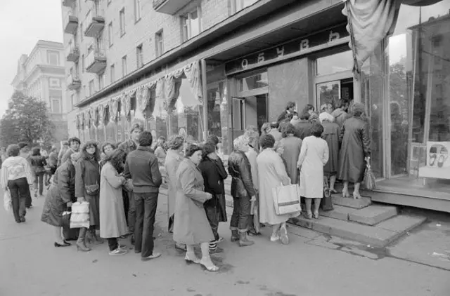 Moskvalılar və Sovet paytaxtının qonaqları yeni ayaqqabı almaq üçün növbə gözləyirlər, 1983-cü il
