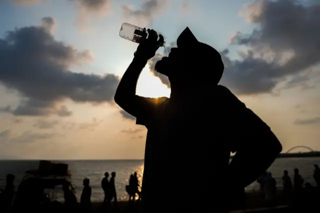 কলম্বোতে এক ব্যক্তি তৃষ্ণা মেটাচ্ছেন।