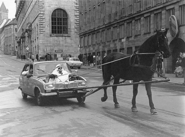 Авто, запряжене до коня, на вулиці європейського міста