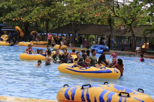 Sejumlah warga menikmati liburan di kolam renang di Kota Medan, Sumatra Utara.