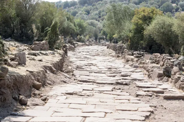 Aigai'nın 2000 yıllık taş yolları.