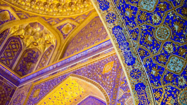 Caleidoscopio de mosaicos en las paredes, ventanas y arcos de la madrasa