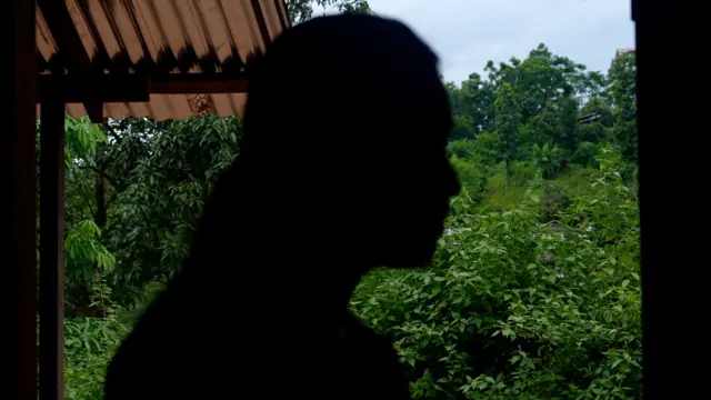 कुकी-चिन जनजाति वाली डोई श्वे (नाम बदला हुआ) म्यांमार की सैन्य कार्रवाई से अपने बच्चों समेत पूरे परिवार को बचा कर 2021 में मणिपुर पहुँची थीं. 