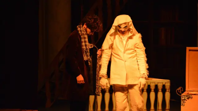 فرشته راوی داستان را از میان تماشاگران به روی صحنه می‌برد