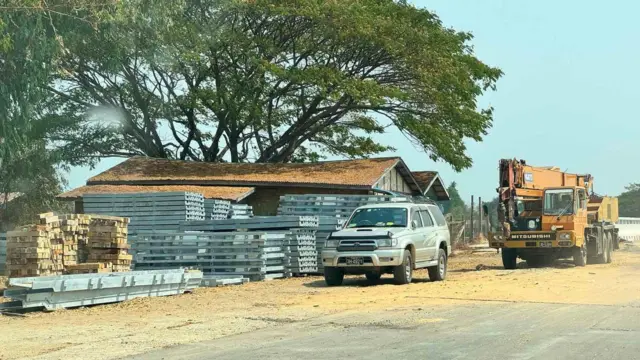 ဘိလပ်မြေနဲ့အိမ်ဆောက်ပစ္စည်းတွေ၊ ဆောက်လုပ်ရေးလုပ်သားတွေလိုအပ်ချက်ကလည်း မြင့်တက်နေပါတယ်။ 