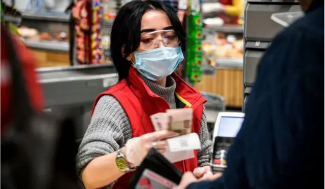 Буга чейин андай ыкма АКШ Кремлге жакын деп эсептеген “Россия” банкы сыяктууларга каршы абдан тандалма түрдө колдонулуп келген.