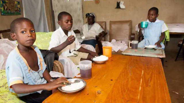 په افریقا کې، وریجې د هغو کورنیو لپاره چې له نیستۍ څخه په وتلو دي، هیله بخښونکي خواړه دي.