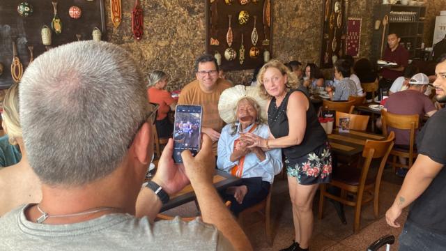 Pessoas tiram foto com Raonida pra ganhar dinheiro no aviatorrestaurante