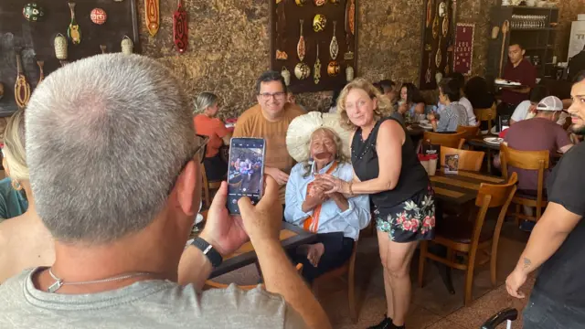 Pessoas tiram foto com Raonibônus lampionsbetrestaurante