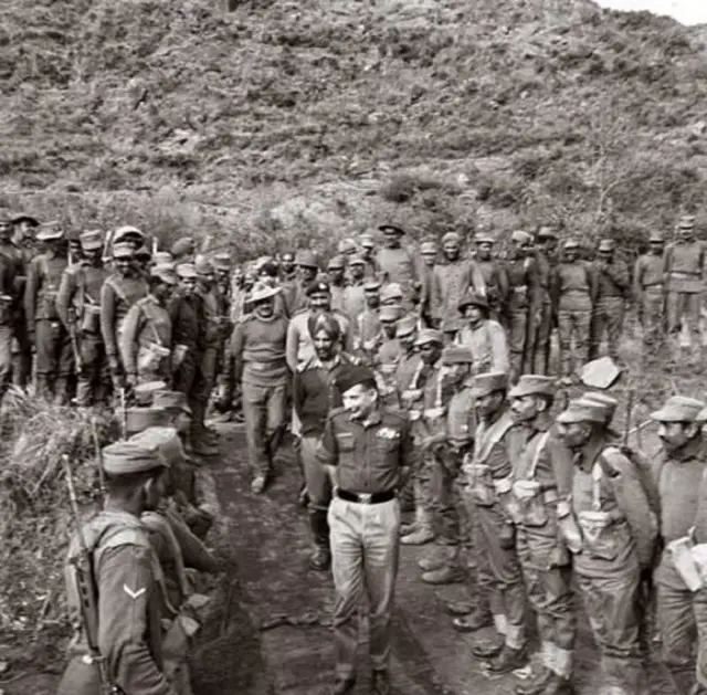 सॅम माणेकशॉ भारतीय जवानांसोबत 