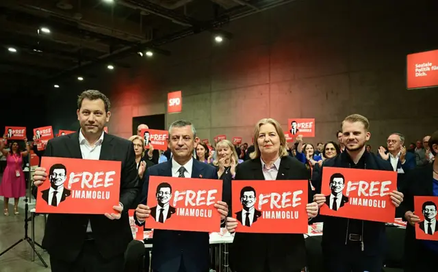 (Soldan sağa) SPD Genel Başkanı ve Başbakan Yardımcısı Lars Klingbeil, CHP Genel Başkanı Özgür Özel, SPD'nin yeni eş başkanı Bärbel Bas ve yeni SPD Genel Sekreteri Tim Kluessendorf ellerinde "free imamoğlu" (imamoğlu'na özgürlük) pankartları tutuyor, 28 Haziran 2025, Berlin.