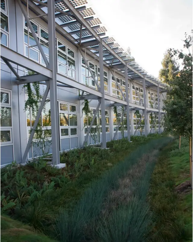 Sustainability Base NASA di Moffett Field, California dirancang untuk dibongkar atau diperbaiki jika terjadi peristiwa seismik besar