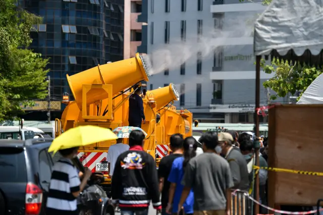 เจ้าหน้าที่ กทม. ฉีดรถน้ำเพื่อคลายร้อนบริเวณหน่วยเลือกตั้ง