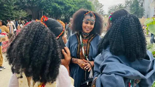 ኣብ ከባብታት ደቡብ ትግራይ ዝዝውተር ብልምዲ 'ቦፌ' እናተብሃለ ዝፅዋዕ ክዳን ለቢሰን ዝተመላኸዓ ቆልዑ ኣሸንዳ