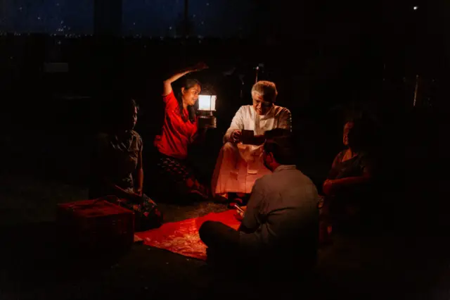 The Jungle and the Sea (ගණ වන මුහුද, காடும் கடலும்) නාට්‍යයේ ජවනිකාවක් අතරතුර 