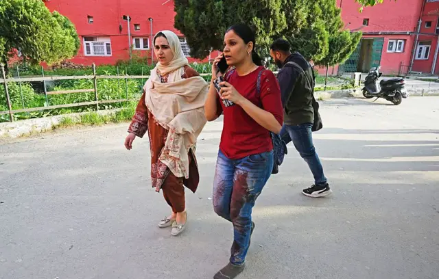 Women wey dey waka for road wit blood for dia clothes