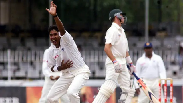 1999 වසරේදී මහනුවර අස්ගිරිය ක්රීඩාංගණයේ දී පැවති ටෙස්ට් තරගයේදී ශ්රී ලංකාව ඕස්ට්රේලියාවට එරෙහිව කඩුලු 06ක ජයග්රහණයක් වාර්තා කිරීමට සමත් විය.