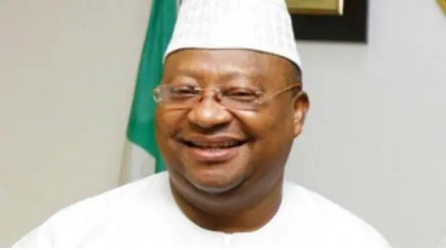 Isiaka Adeleke wọ asọ agbada ati fila funfun
