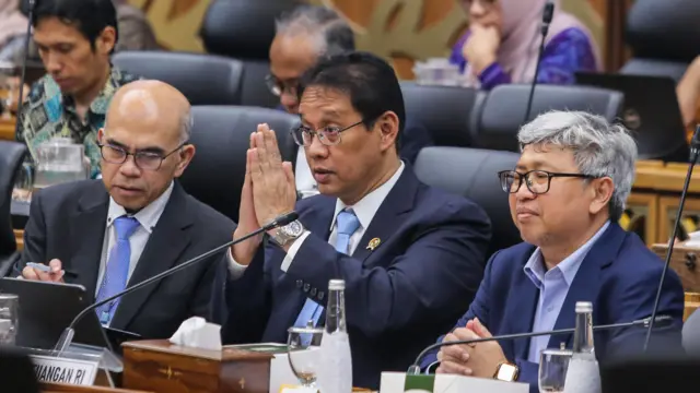 Menteri Keuangan Purbaya Yudhi Sadewa (tengah) mengikuti rapat kerja dengan Banggar DPR di Kompleks Parlemen, Senayan, Jakarta, Selasa (14/7/2026).