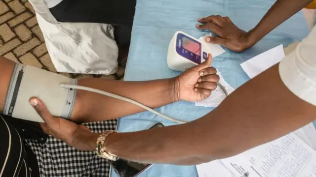 የደም ግፊት የሚለካ ሰው 