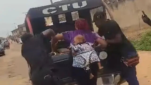 Obinrin kan to pon ọmọ ikoko ti awọn Civil Defence n fagidi wọ sinu ọkọ