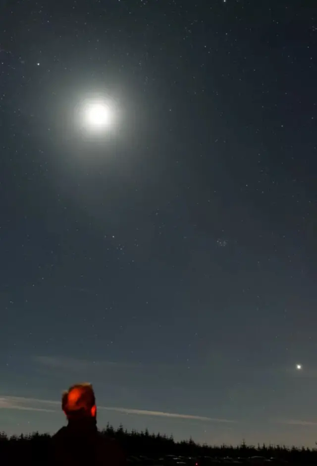 Dan Pye ku kigo Kielder Observatory areba Mars, Ukwezi na Venus biri ku murongo