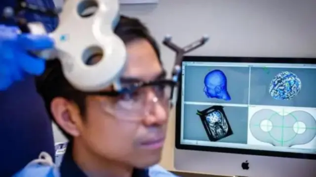 Человек с прибором у головы