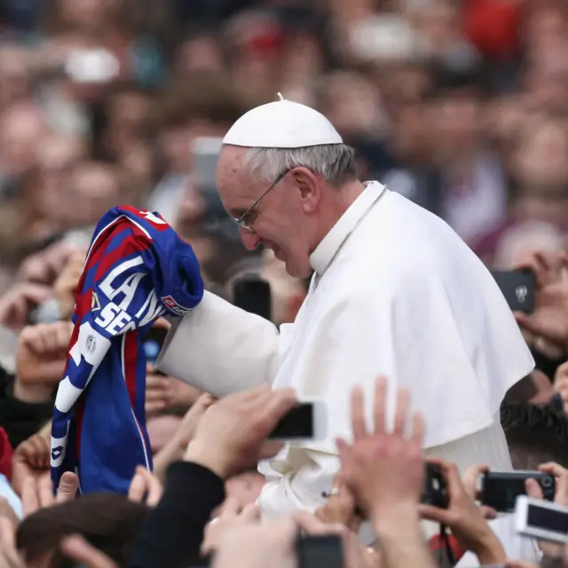 Papa Francisco segurando camisa do time  San Lorenzo de Almagro em meio a multidão