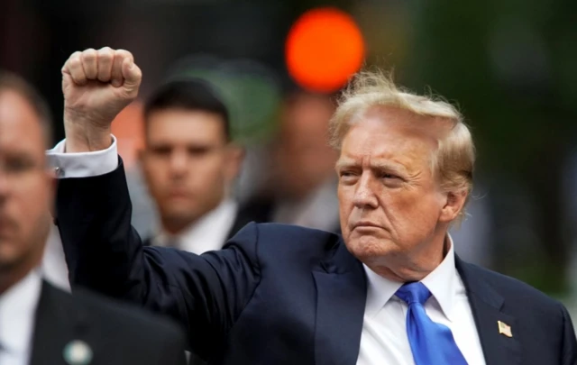 Trump saluant ses partisans après l'annonce du verdict.