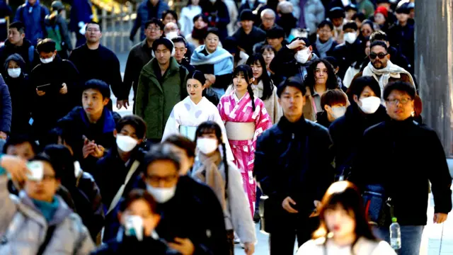 元旦日东京明治神宫外民众鱼贯进入参拜（1/1/2025）