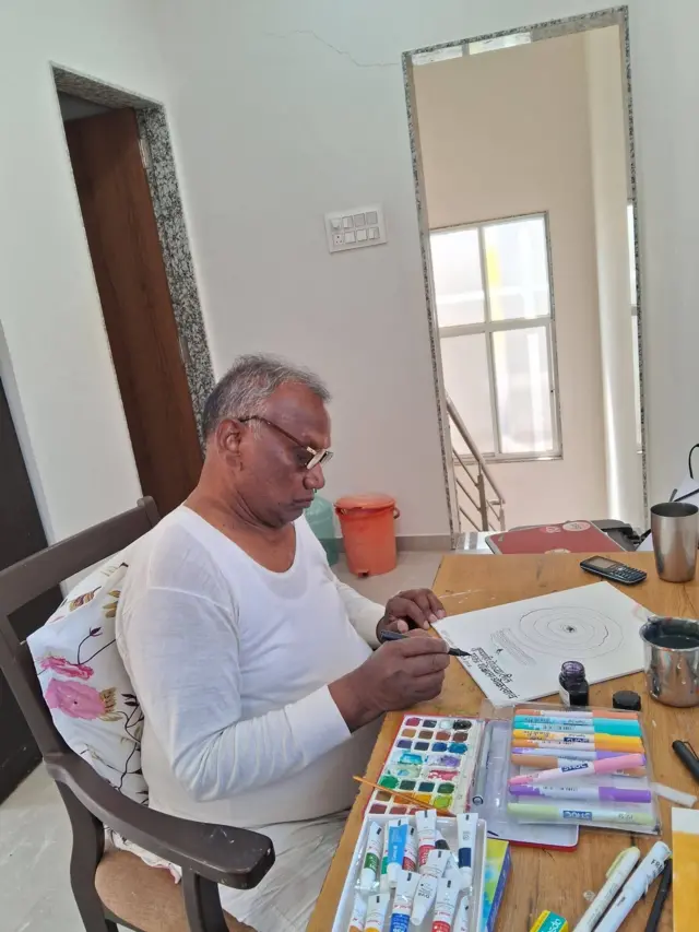 ते सांगतात की, "लहान मुलाची अभिव्यक्त होण्याची पहिली भाषा चित्राची असते. ते कशावरही चित्र काढतं, तसं लहानपणी वयाच्या दुसऱ्या वर्षापासूनच मी कोळशानं भिंतीवर चित्र काढायचो. भिंत खराब केली म्हणून, मायेनं-बयेनं (आज्जी) अनेकदा मारलं. आमच्या वऱ्हाडामध्ये प्रचंड उन. आणि घरासमोर बाभूळबन होतं. याच बाभूळबनानं मला चित्रांची दृष्टी दिली. त्याच रेषा मला दिसायच्या. तोच माझा गुरू आहे."