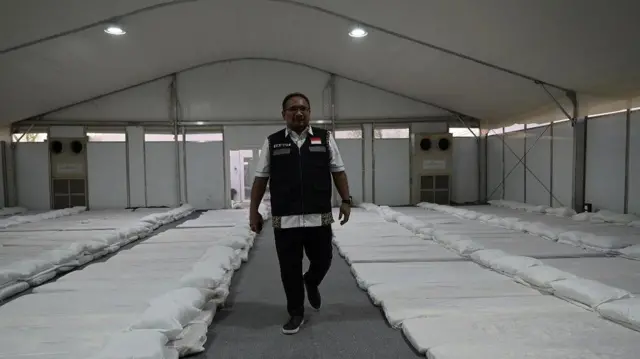Menteri Agama Yaqut Cholil Qoumas selaku Amirul Hajj mengecek fasilitas layanan tempat tidur bagi jamaah calon haji Indonesia 1445 H di Arafah, Makkah, Selasa (11/6/2024)
