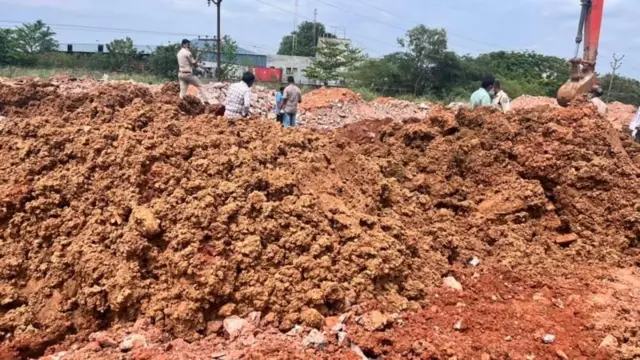 விசாகப்பட்டினத்தில் உள்ள ஷீலாநகர்-சப்பவரத்தை இணைக்கும் புதிய சாலையைப் துறைமுகச் சாலையுடன் இணைக்கும் பணிகளுக்காக இந்த மண் கொட்டப்பட்டது.