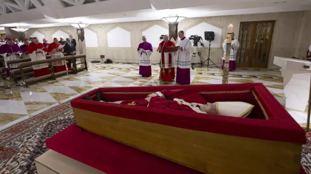 O cardeal Kevin Joseph Farrell ao lado do caixão do papa Francisco durante o rito de confirmação da morte do pontífice na capela de Santa Marta, no Vaticano, em 21 de abril de 2025