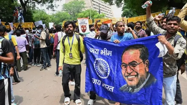 Caption- नवी दिल्लीतील जंतर-मंतर येथे 23 जुलै 2026 रोजी जमा झालेले सीजेपीचे समर्थक.