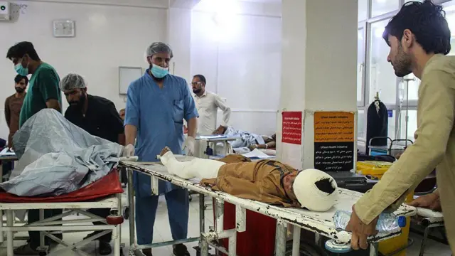 Watu waliojeruhiwa kwenye machela na vitanda vya hospitali